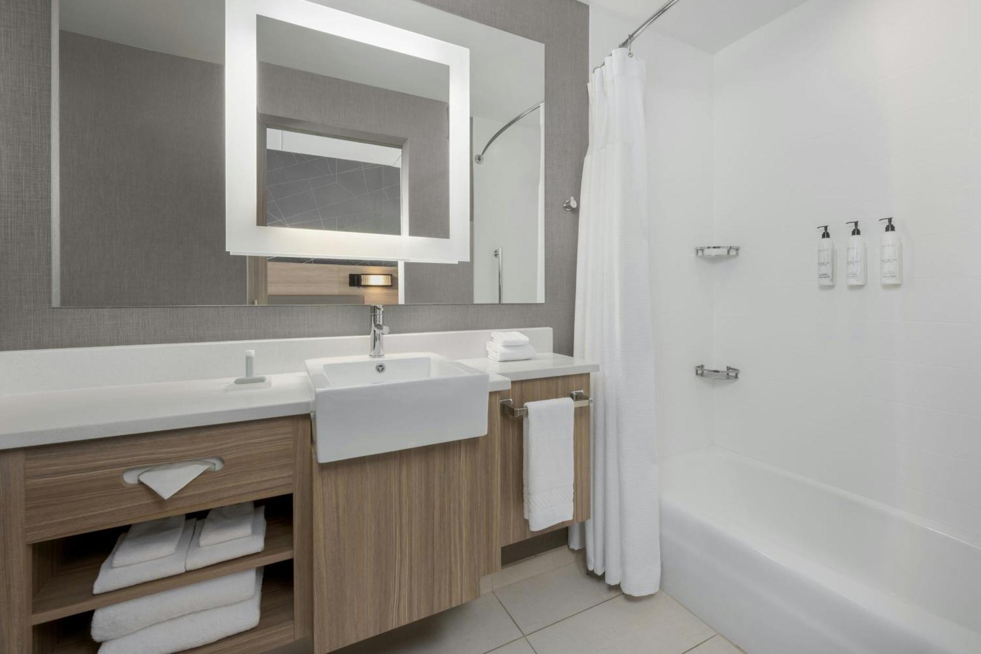 Springhill By Marriott Downtown/university Area